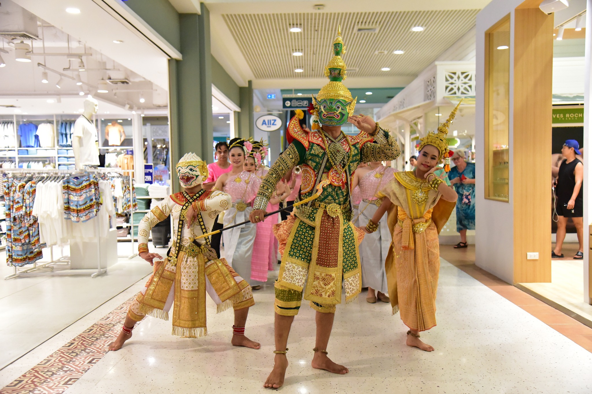 สืบสานประเพณีไทย กับขบวนรำกลองยาว โขนทศกัณฐ์